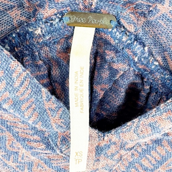 ✅ FREE PEOPLE PONCHO STYLE BATWING EMBROIDERED V-NECK TOP SIZE X-SMALL BOHO - Picture 7 of 8